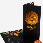 CRTR-1702 Díptico con estampado color cobre Formato abierto Tamaño:300x320mm Soporte: Estucado brillo 400gr Acabado: Plastificado Soft Touch 30 micras 2C Barniz 3D Estampado color cobre